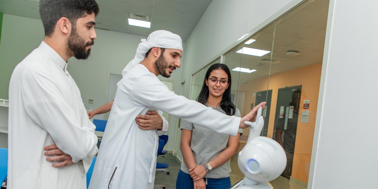 أطلقت جامعة رأس الخيمة مركز التكنولوجيا المتقدمة والذكاء الاصطناعي (ATAIC)، حيث أصبح الذكاء الاصطناعي عاملاً مهيمناً في خلق فرص العمل على مستوى العالم.